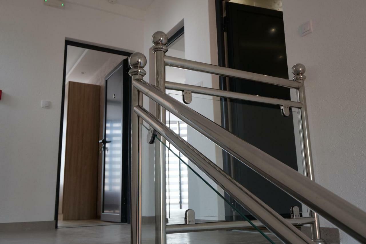 Dubai Apartmani โนวีปาซาร์ ภายนอก รูปภาพ