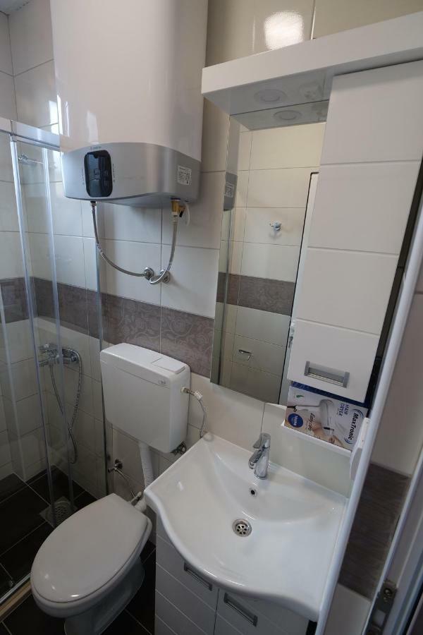 Dubai Apartmani โนวีปาซาร์ ภายนอก รูปภาพ